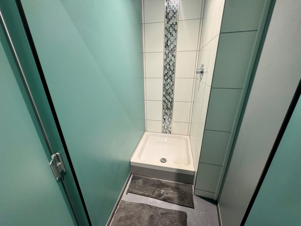 Lot: 93 - CITY CENTRE COMMERCIAL BUILDING WITH POTENTIAL - Shower cubicle 1